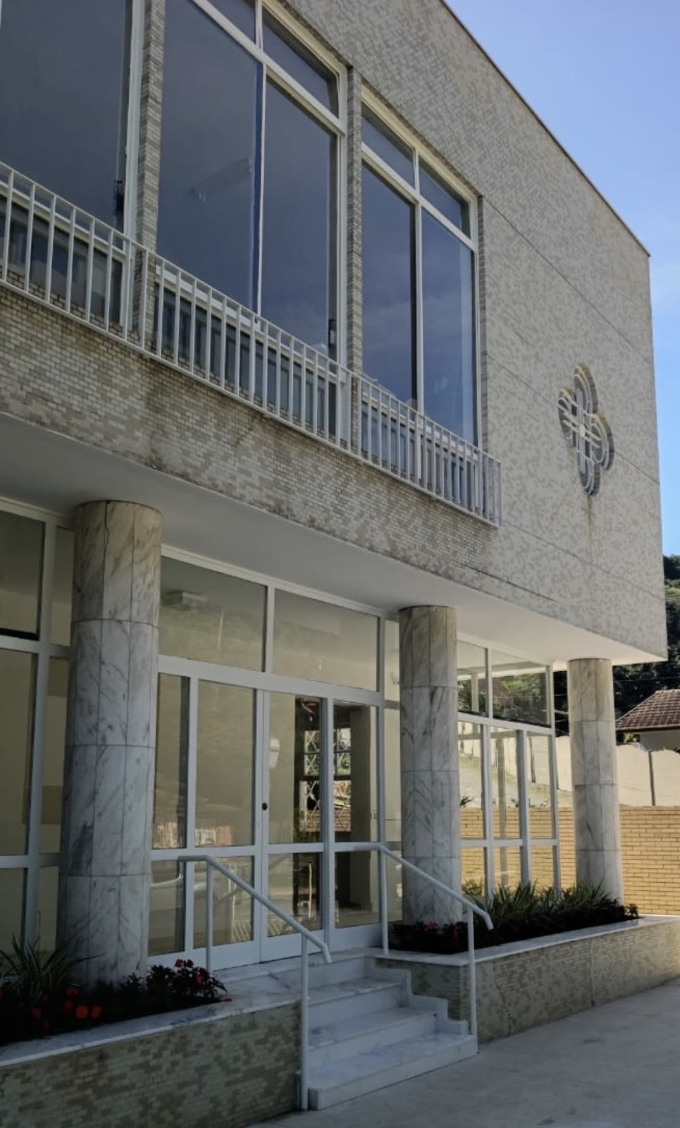 Fachada da Unidade Ipiranga da LUMIC em Petrópolis