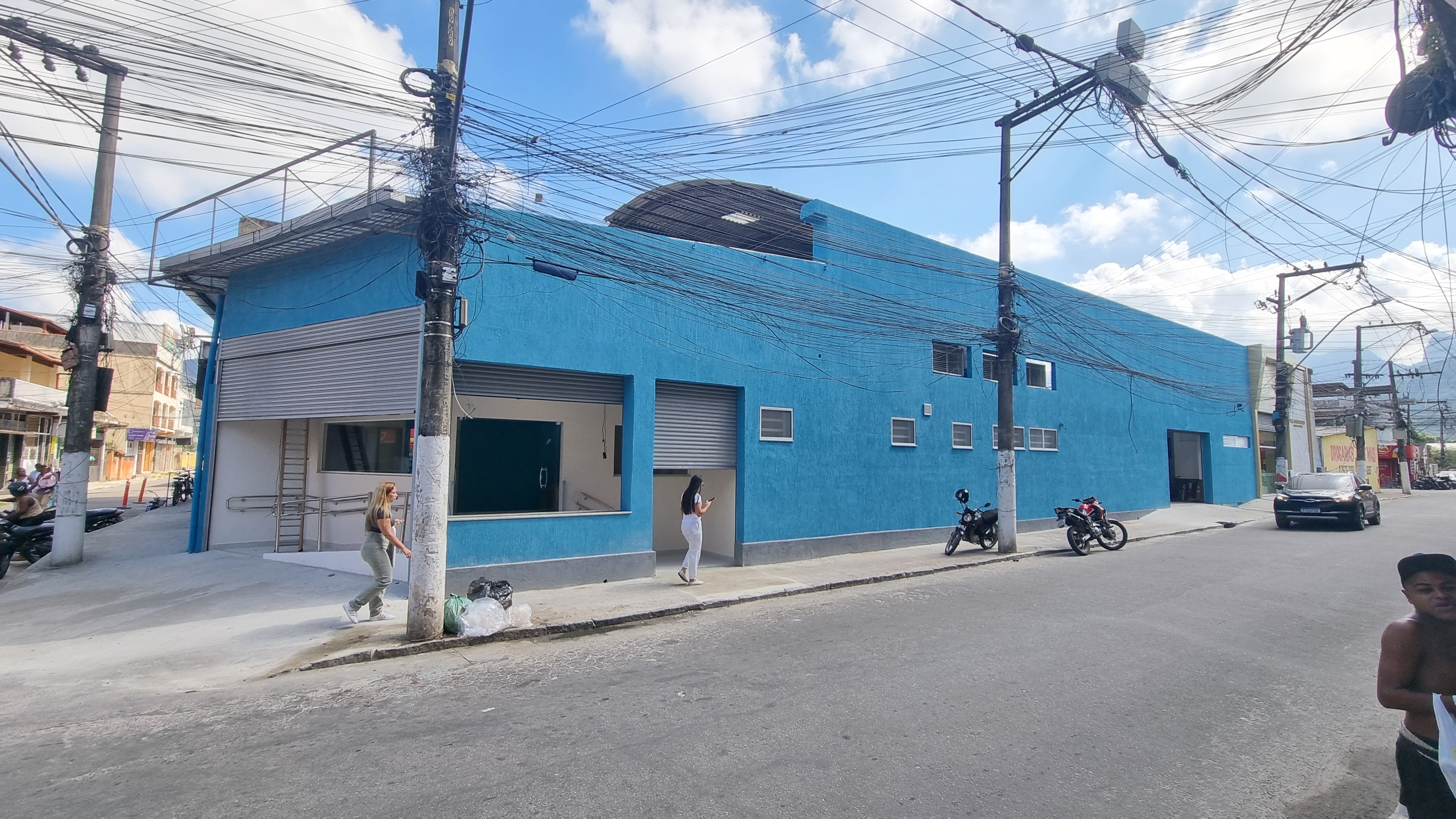 Fachada azul da unidade Piabetá da LUMIC
